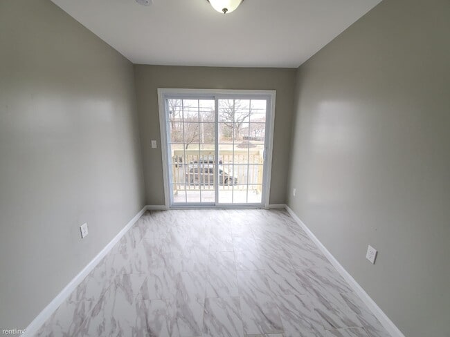 Building Photo - 3 br, 2 bath  - 124 Ellis Ave 2