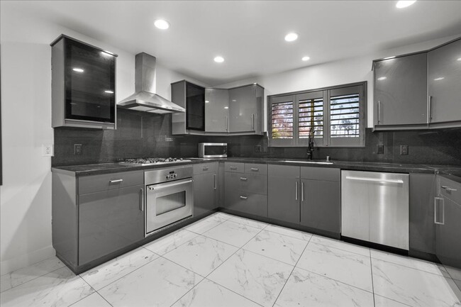 Foto del edificio - Stunning Remodeled 3-Bedroom Home in Prime...