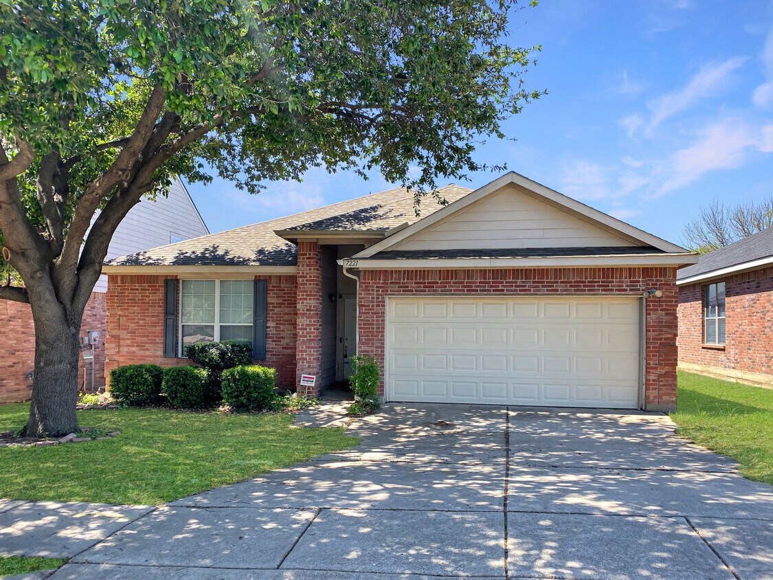 Spacious 3-bedroom, 2-bath home in the desirable Fort Worth–Keller area! - Spacious 3-bedroom, 2-bath home in the desirable Fort Worth–Keller area!