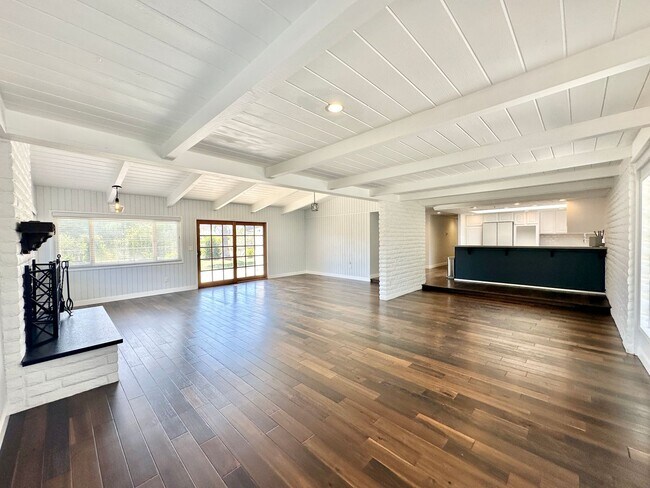 Foto del edificio - Beautifully Updated & Remodeled Single-Story Country Home with Detached Guest Home Unit on Gated ...