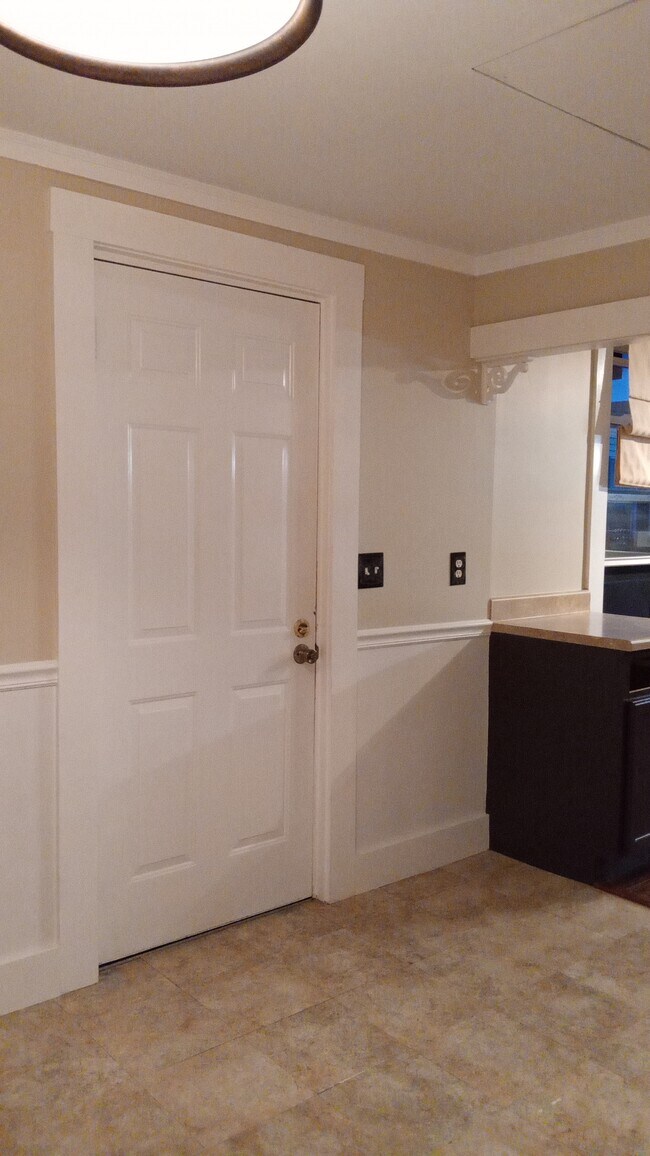 Puerta trasera en el rincón del comedor - 243 Locust St
