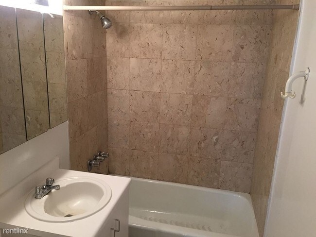 Foto del edificio - 525 E 83rd St
