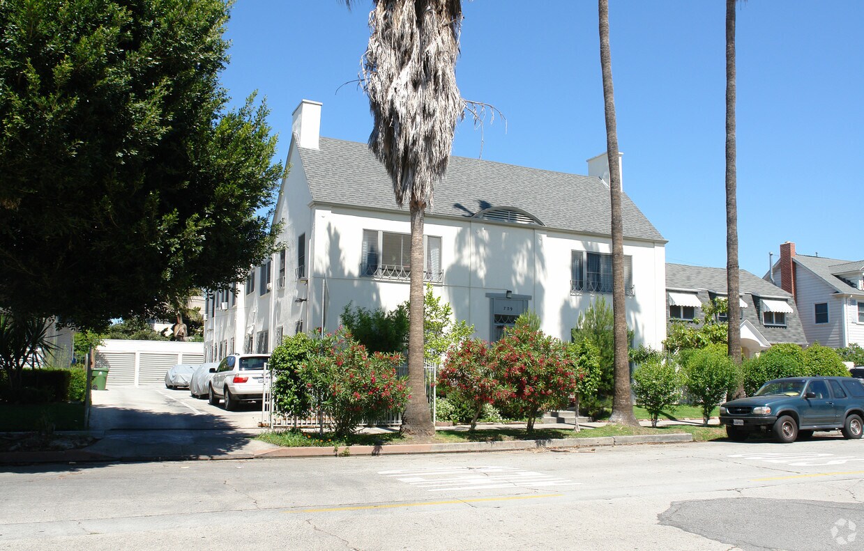 Building Photo - 709 S Norton Ave