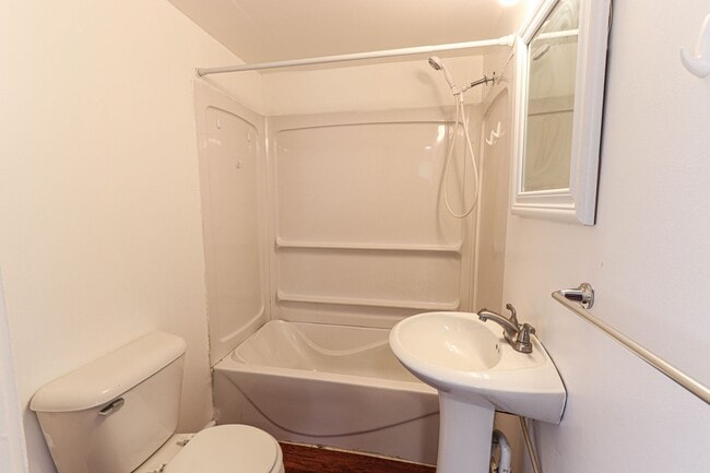 Foto del edificio - Large 1 Bedroom with fenced yard and garage