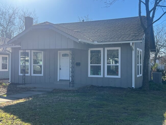 Corner Lot House, Brand New HVAC System - 822 W Fischer St