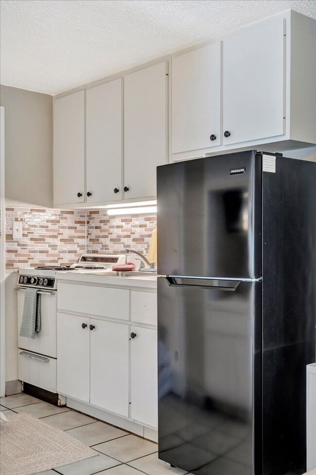 Building Photo - 483 E Shore Dr