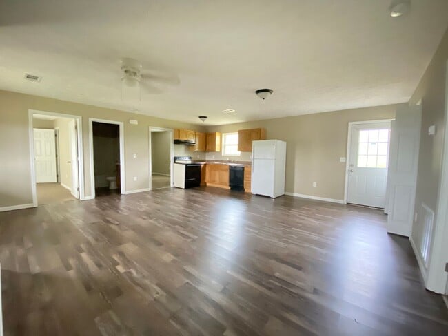 Building Photo - 3 bedroom 2 bath