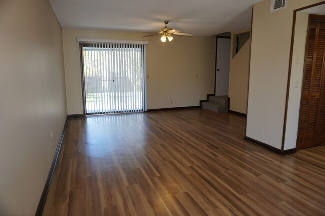 Building Photo - 3 Bedroom/2 Bathroom Townhome