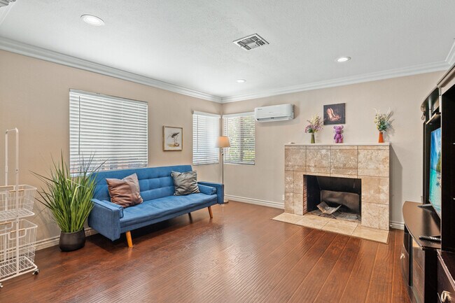 Foto del edificio - Fully Furnished 2BR Home with Crib — Mid-T...