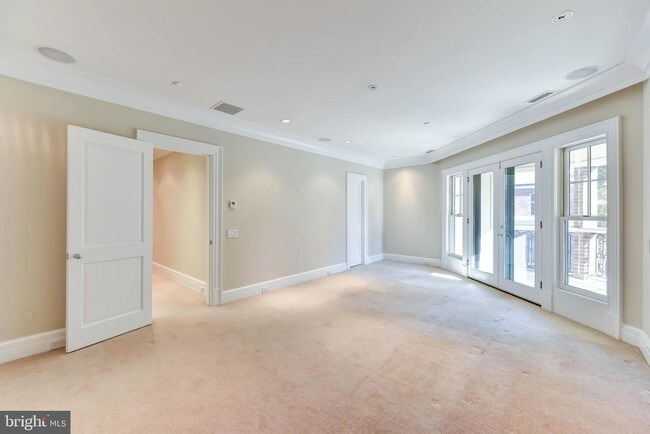 Building Photo - 2733 Cathedral Ave NW