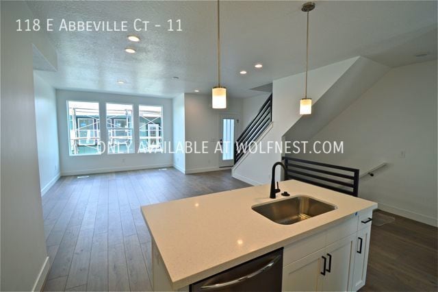 Building Photo - Stunning 4 Bedroom Sandy Townhome! No Depo...