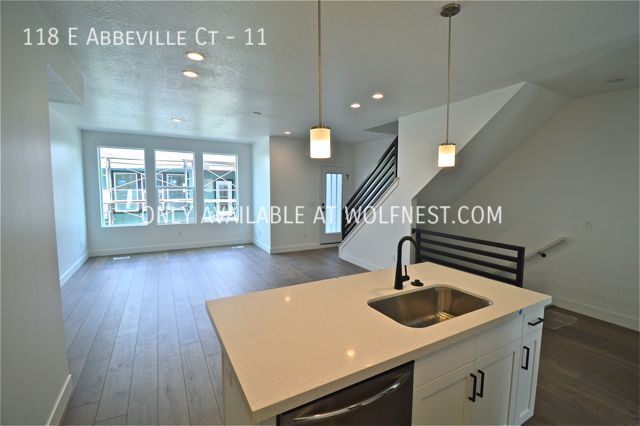 Foto del edificio - Stunning 4 Bedroom Sandy Townhome! No Depo...