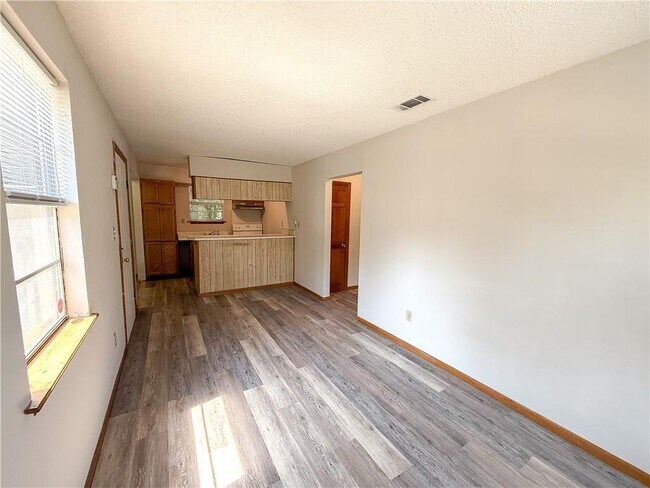 Building Photo - 736 Reynolds Ave