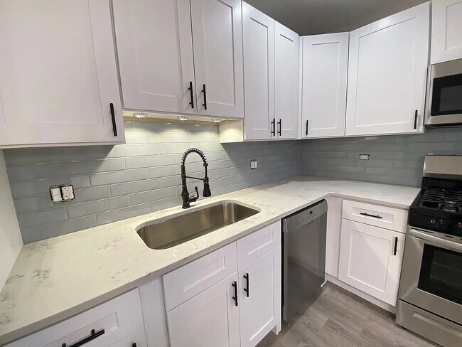 Foto del edificio - 2725 N Drake Ave