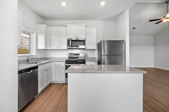 Building Photo - 320 Tejas Trl