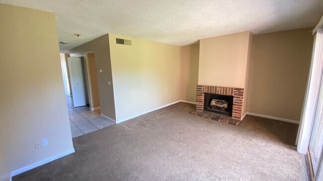 Foto del edificio - 3 Bedroom, 2.5 Bath First Floor in Hunting...