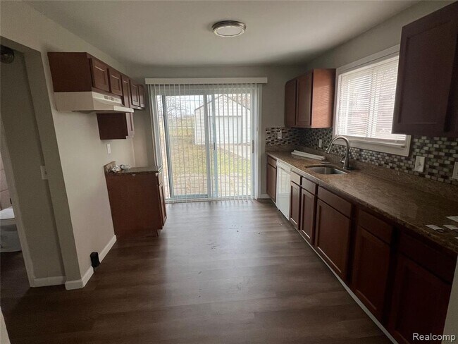 Foto del edificio - 6719 McGuire St