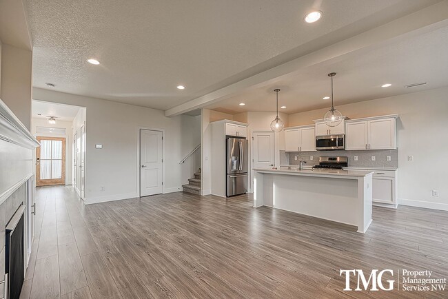 Building Photo - Newer Brush Prairie Home in Greenbelt Setting!