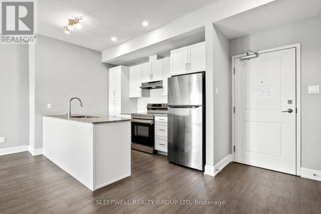 Building Photo - 975 N Russell Rd