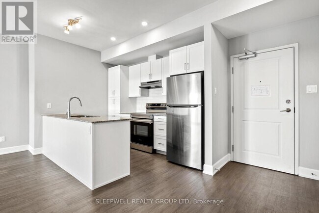 Photo du bâtiment - 975 N Russell Rd