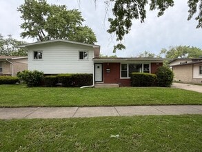 Building Photo - 705 W Fitzhenry Ct