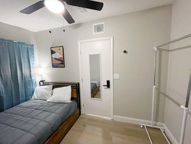 Building Photo - 321 E 4th St