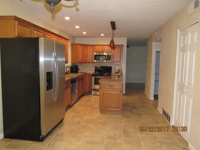 Building Photo - COUNTRY CLUB HEIGHTS AREA!!