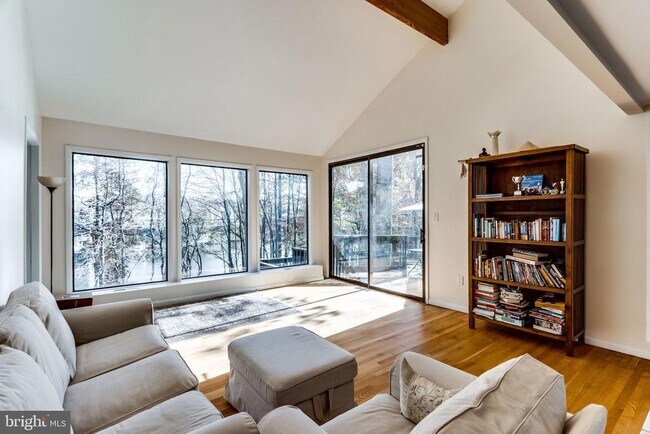 Building Photo - 2024 Upper Lake Dr