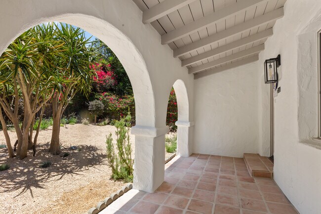 Entrada con verja a la puerta principal y al patio. - 11491 Sunshine Ter