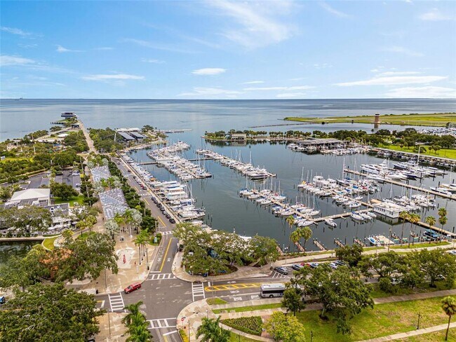 Foto del edificio - 300 Beach Dr NE