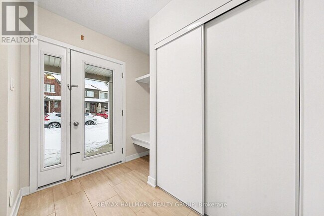 Photo du bâtiment - 2426 Watercolours Way