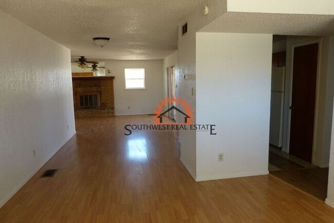 Building Photo - Cute 3 bedroom 2 bath brick home.