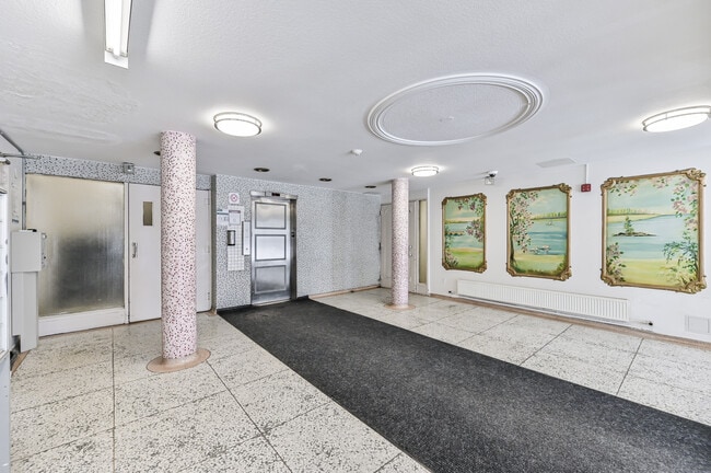 Building Photo - 333 Dixon Road