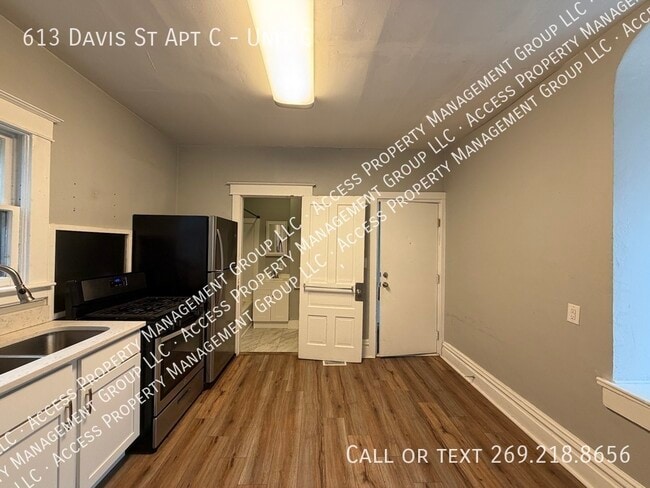 Building Photo - 613 Davis St