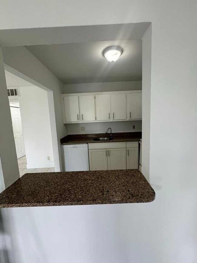 Building Photo - Spacious 1 bedroom 1.5 bath condo