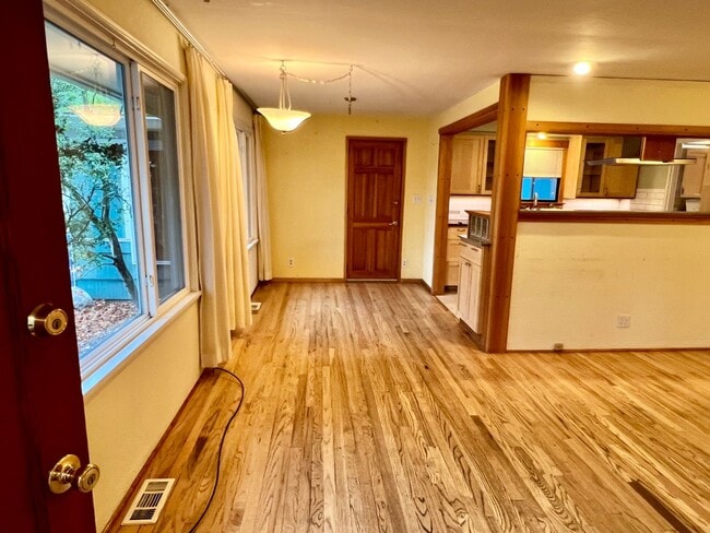 Building Photo - Haller Lake Home