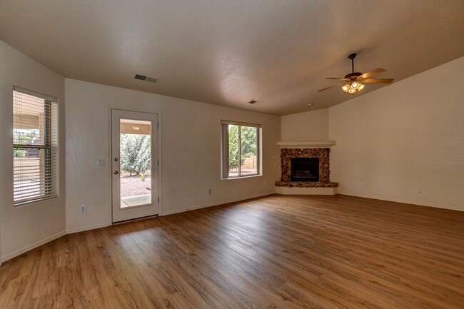 Building Photo - 3 bed, 2 bath home for rent in Brightstar!