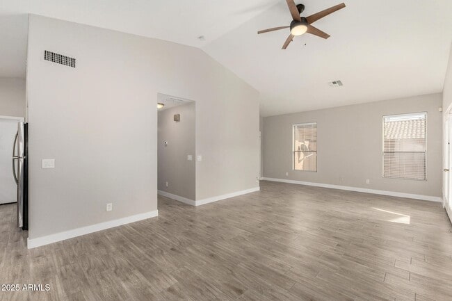 Building Photo - 911 E Lovegrass Dr