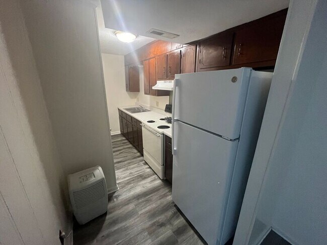 Foto del edificio - 7613 Holiday Hills Dr