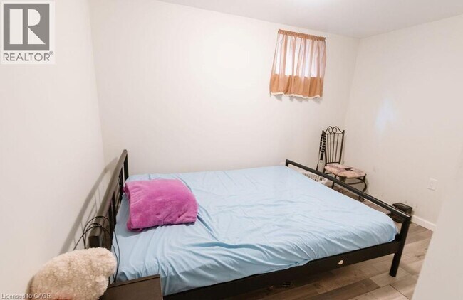 Photo du bâtiment - 325 E 18th St