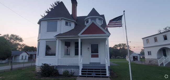 Building Photo - 703 Dewitt Ave