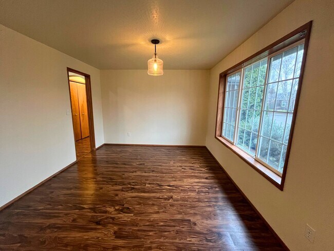 Foto del edificio - 3 Bed, 2 Bath House with Attached Garage