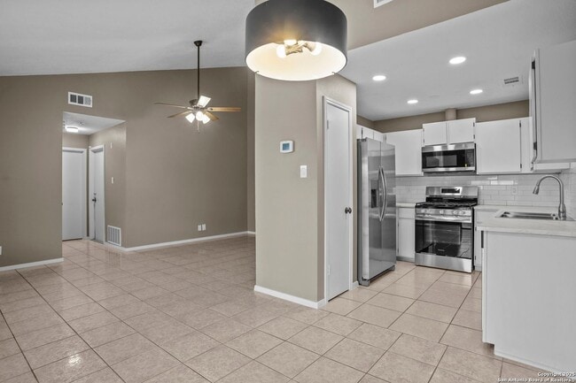 Building Photo - 5281 Meadow Rise St