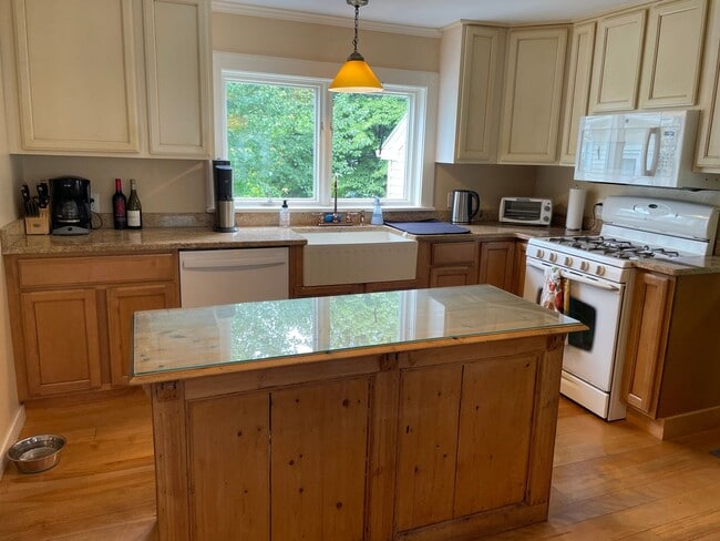 Building Photo - Furnished Colonial Cape rental in centrall...