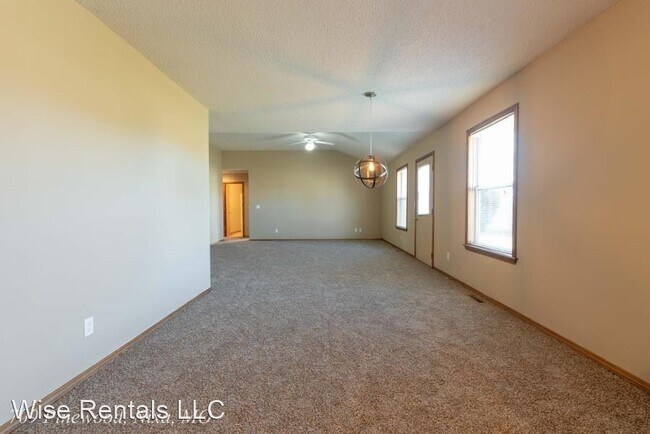 Building Photo - 3 br, 2 bath House - 709 S Pinewood Lane