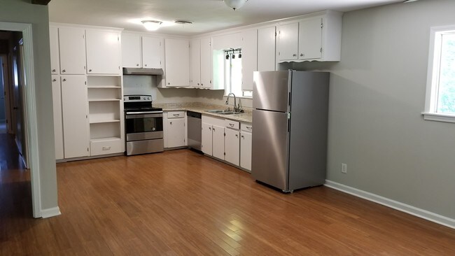 Foto del edificio - 5311 Pine Ln Dr