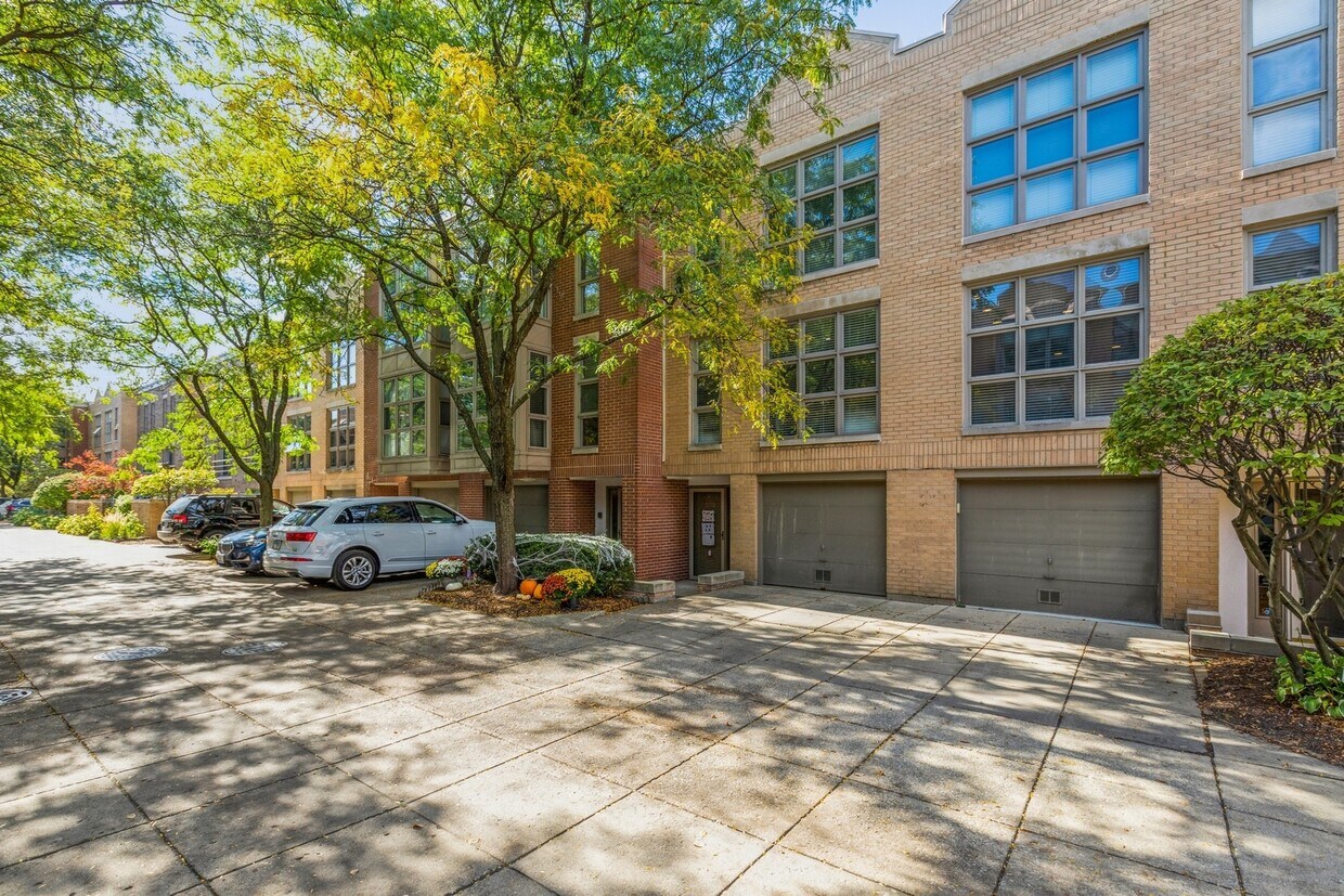 Primary Photo - 2373 N Wayne Ave