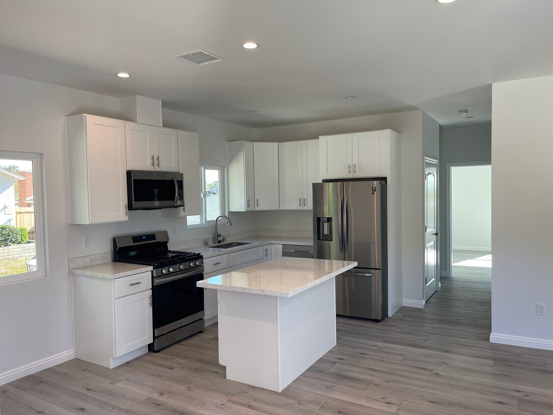 Foto principal - 2928 N Brighton St