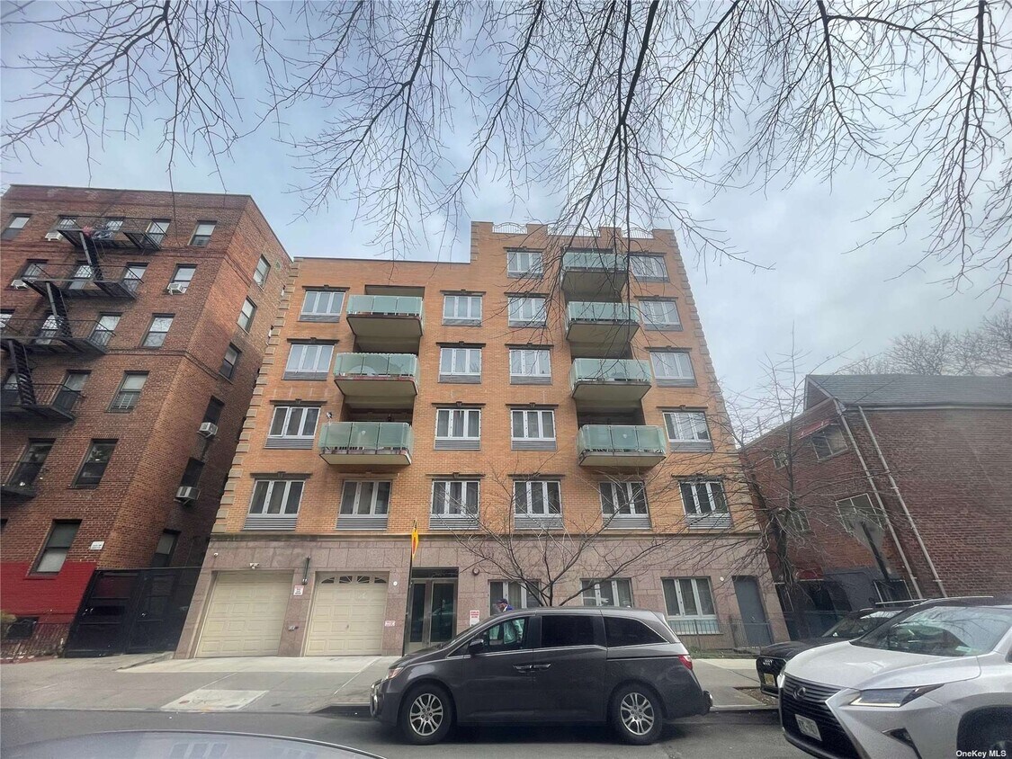 Primary Photo - 85-10 Elmhurst Ave