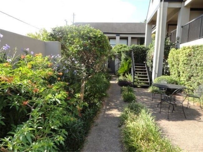 Courtyard - 2001 Branard St